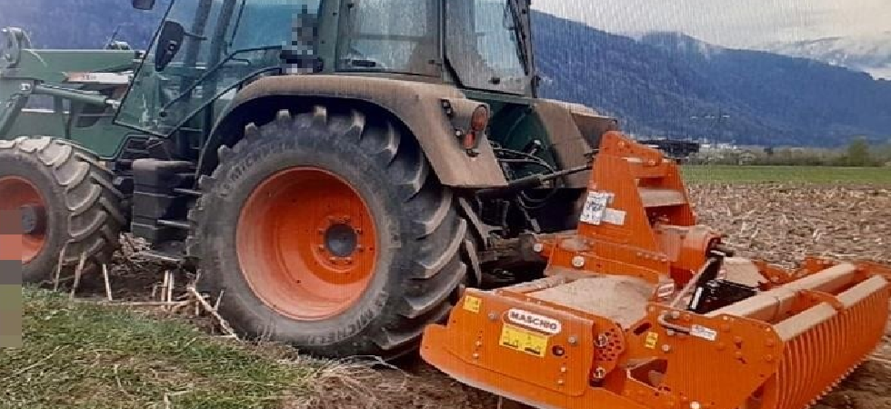 Tragedia terribile in campagna, bimba di 3 anni cade dal trattore e finisce nella fresa